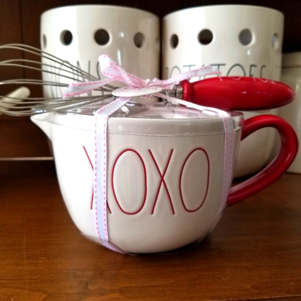New Rae Dunn " XOXO "measuring cup/ bowl with " I ♡ YOU " whisk set